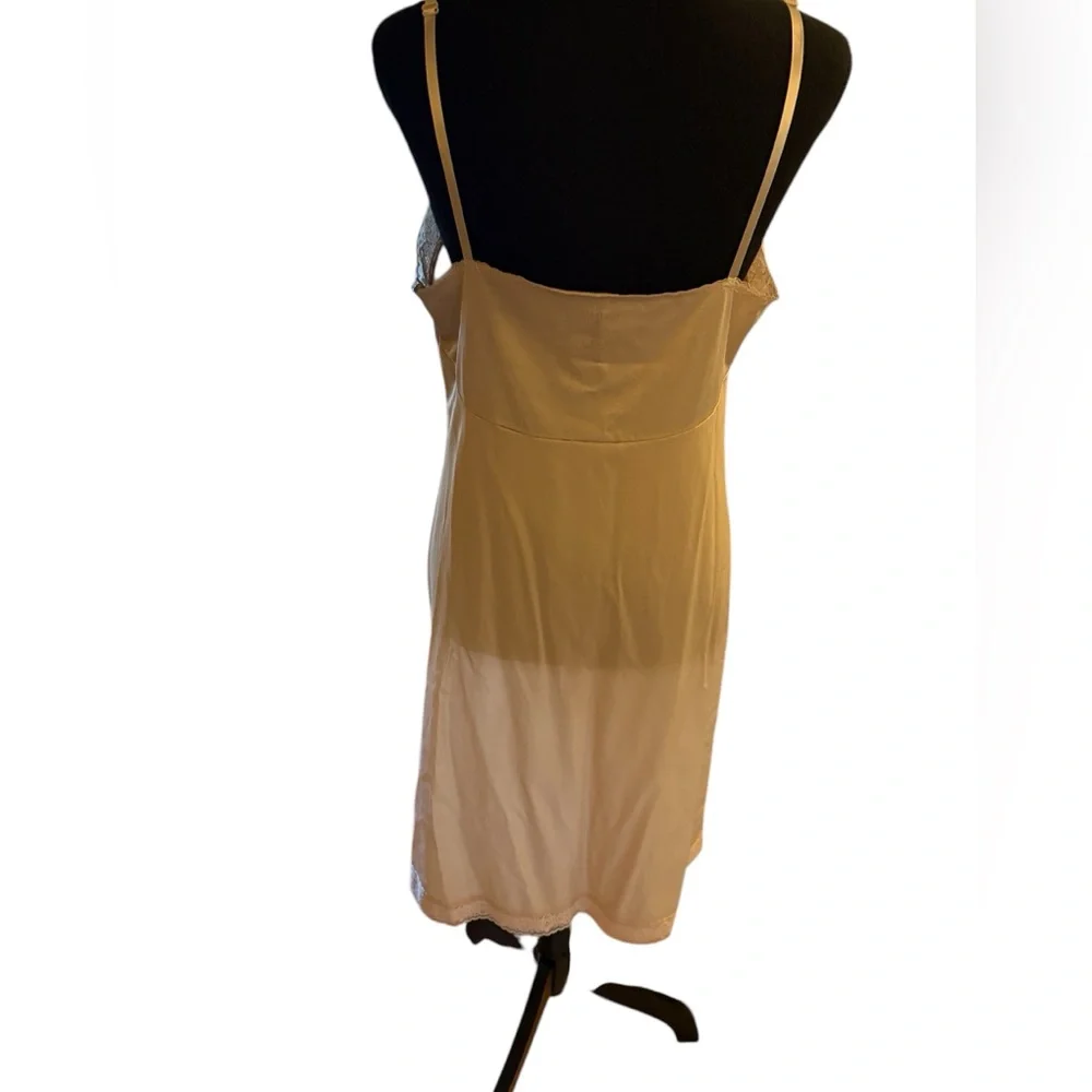Vanity Fair full slip with lace trim. Style: everyday layers. Sz38.Classic